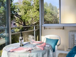 屋外ダイニングエリア