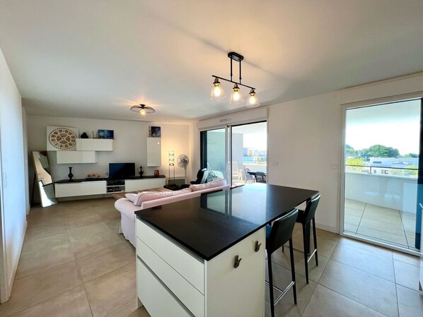 TV - 2-bedroom Apartment in Mèze, stunning view, free parking (Mèze)