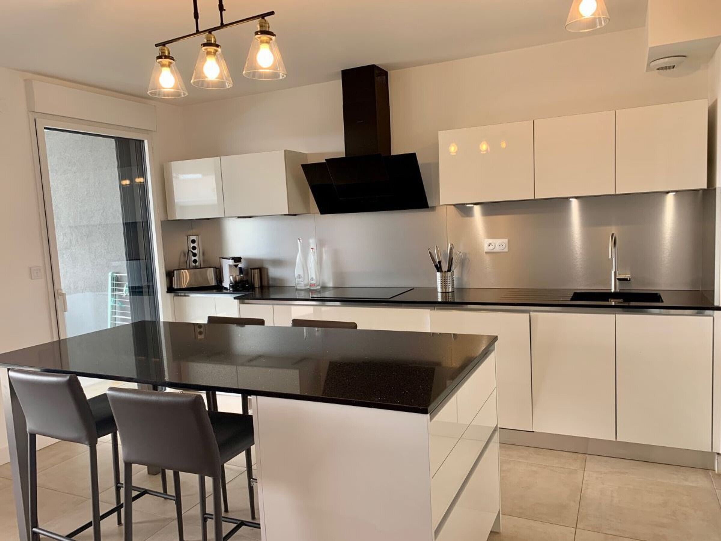 Frigorífico, microondas, horno y lavavajillas