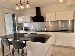 Fridge, microwave, oven, dishwasher - 2-bedroom Apartment in Mèze, stunning view, free parking (Mèze)