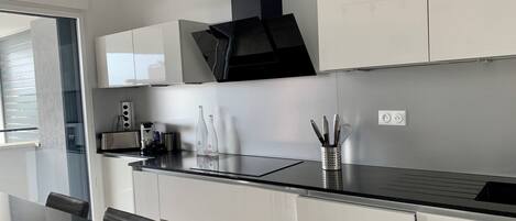 Geladeira, micro-ondas, fogão, lava-louças