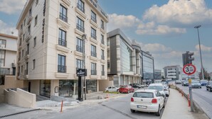 Hotelli, jossa on useita kerroksia, parvekkeita ja kyltti, joka osoittaa vierashuoneiden sijainnin.