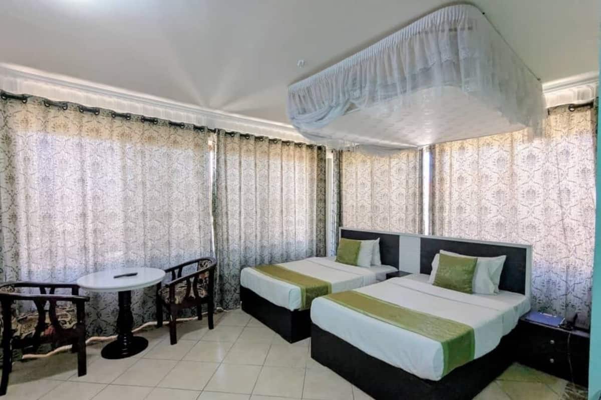 Twin Room | Desk, laptop workspace, free WiFi