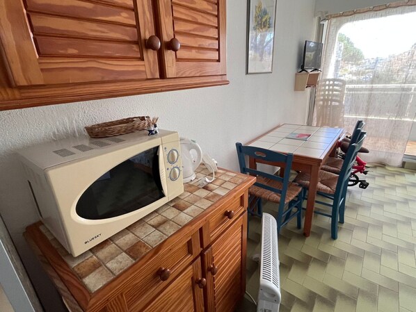 Fridge, microwave
