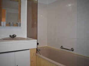 Bathroom - Studio cabin in Font Romeu center with parking (Font-Romeu-Odeillo-Via)
