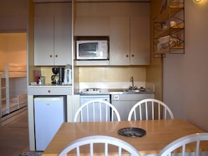 Kjøleskap, mikrobølgeovn, oppvaskmaskin og kaffetrakter/tekoker