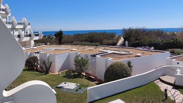 A rooftop garden with a view of the sea, white buildings, and a clear sky. - Apartment in La Grande Motte with terrace and parking (La Grande-Motte)