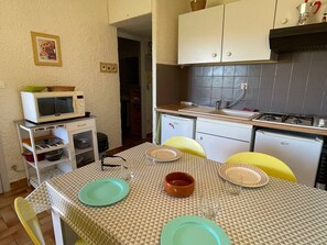 Réfrigérateur, four à micro-ondes, surface de cuisson, cafetière-théière