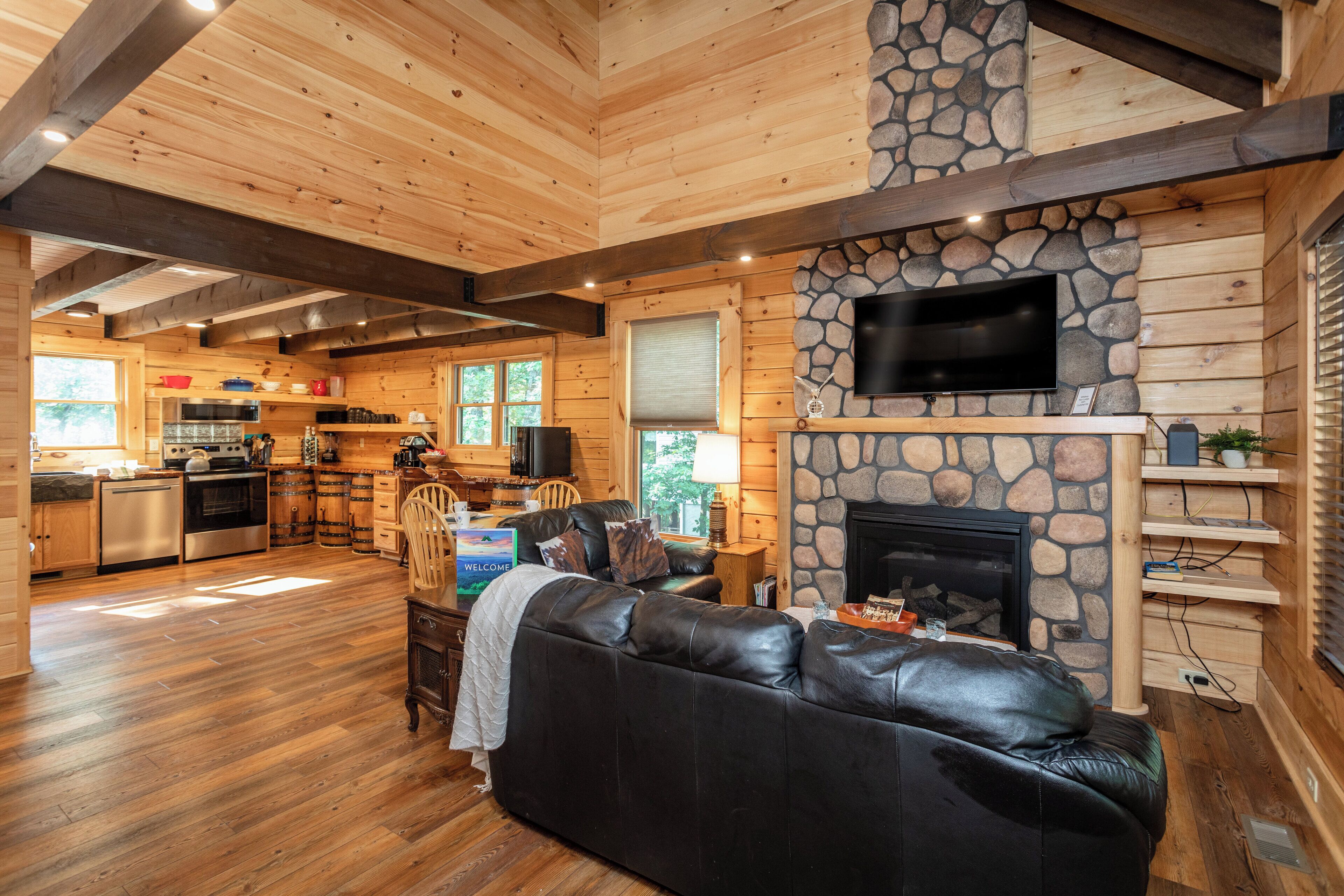 *New to VRBO - Luxurious Log Home in Massanutten Resort - Golf, Hike, Ski!