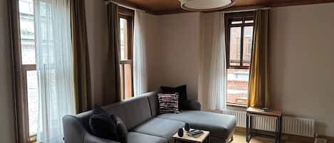 經濟客房, 1 張加大雙人床及 1 張梳化床 | 客廳 | LCD 電視