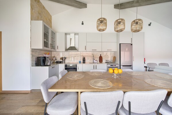 Jääkaappi, mikroaaltouuni, uuni, astianpesukone