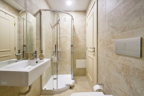 Haartrockner, Bidet, Handtücher, Seife