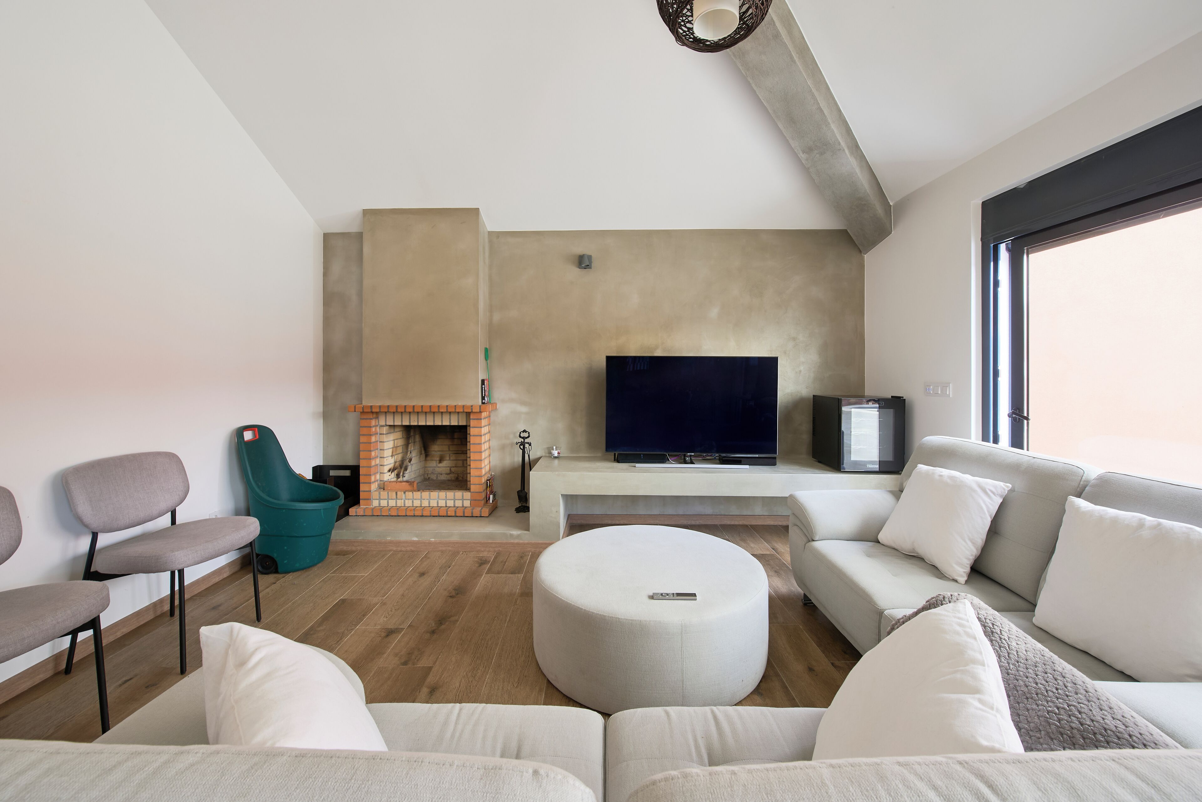 TV, caminetto, libri