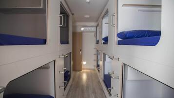 Dormitorio compartido básico, varias camas | Sistema de insonorización, wifi gratis, ropa de cama