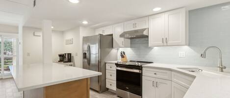 Geladeira, micro-ondas, fogão, cooktop