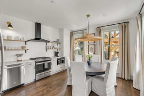 Fridge, microwave, oven, stovetop - The Manor 91.5 by Guesthouse Charleston – Brand New Spacious Home in Downtown Charleston (Charleston)