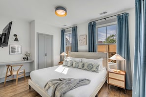 4 bedrooms, iron/ironing board, WiFi, bed sheets