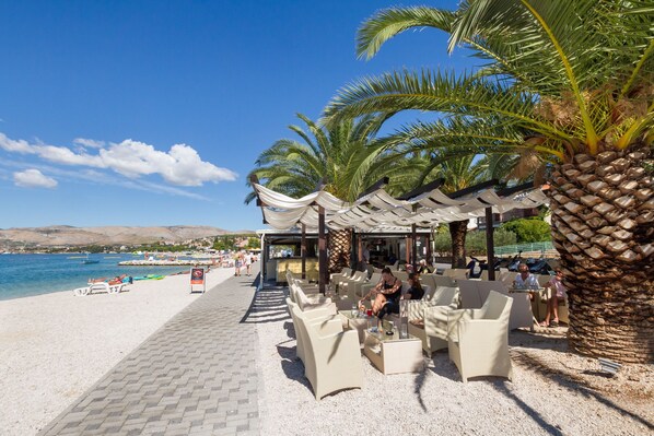 Una spiaggia nelle vicinanze