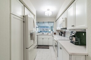 Refrigerador, horno, lavavajillas y cafetera y tetera 