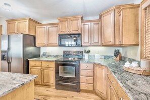Dishwasher, coffee/tea maker, cookware/dishes/utensils, dining tables - Grand Oaks RR1- Mountain Condo, Gated Resort, Indoor/Outdoor Pools & Hot Tub (Banner Elk)