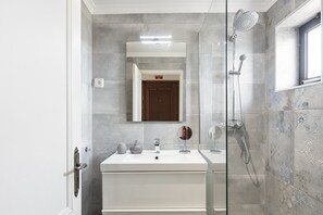 Een douche, een haardroger, handdoeken