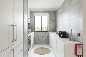 Kühlschrank, Mikrowelle, Ofen, Wasserkocher mit Kaffee-/Teezubehör