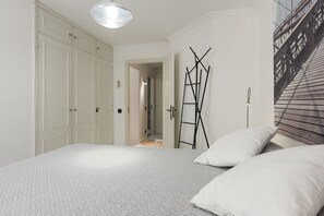Een strijkplank/strijkijzer, gratis wifi, beddengoed