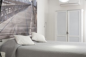 Tabla de planchar con plancha, wifi gratis y ropa de cama 