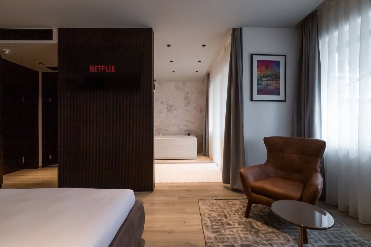 Suite estudio de lujo | Ropa de cama hipoalergénica, minibar, caja fuerte y escritorio