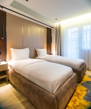 Habitación estándar con 2 camas individuales | Ropa de cama hipoalergénica, minibar, caja fuerte y escritorio