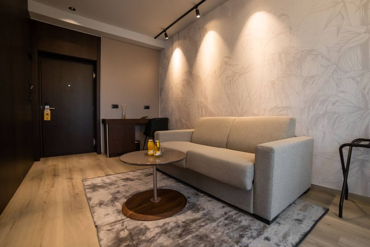 Suite estudio junior | Ropa de cama hipoalergénica, minibar, caja fuerte y escritorio