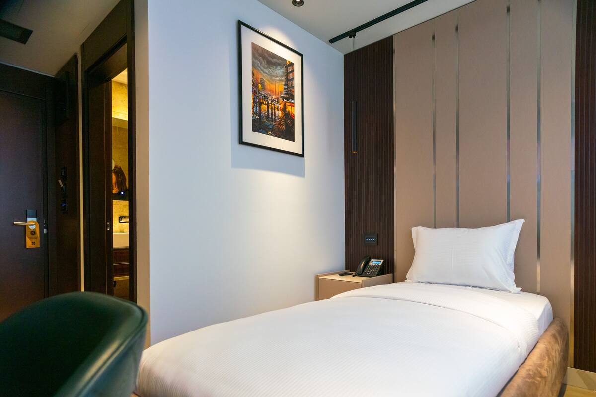 Habitación individual estándar | Ropa de cama hipoalergénica, minibar, caja fuerte y escritorio