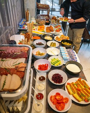 Free daily buffet breakfast - Emery Hotel (Pristina)