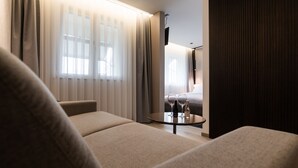 Junior Studio Suite | Hypo-allergenic bedding available, minibar, in-room safe, desk - Emery Hotel (Pristina)