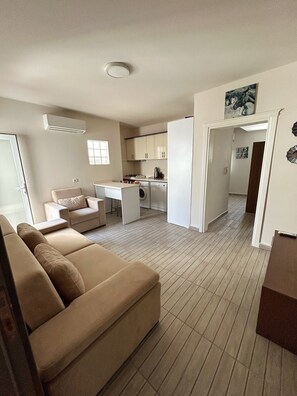 Economy-Apartment | Wohnbereich | 80-Zoll-Plasmafernseher mit Satellitenempfang, Fernseher