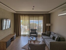 Apartamento Confort | Zona de estar | Televisión de plasma de 80 pulgadas con canales por satélite