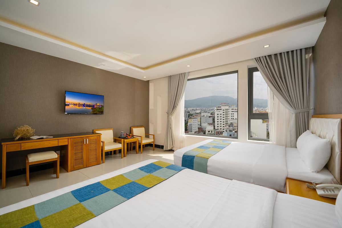 Habitación cuádruple de lujo | Ropa de cama hipoalergénica, camas Select Comfort, minibar y escritorio