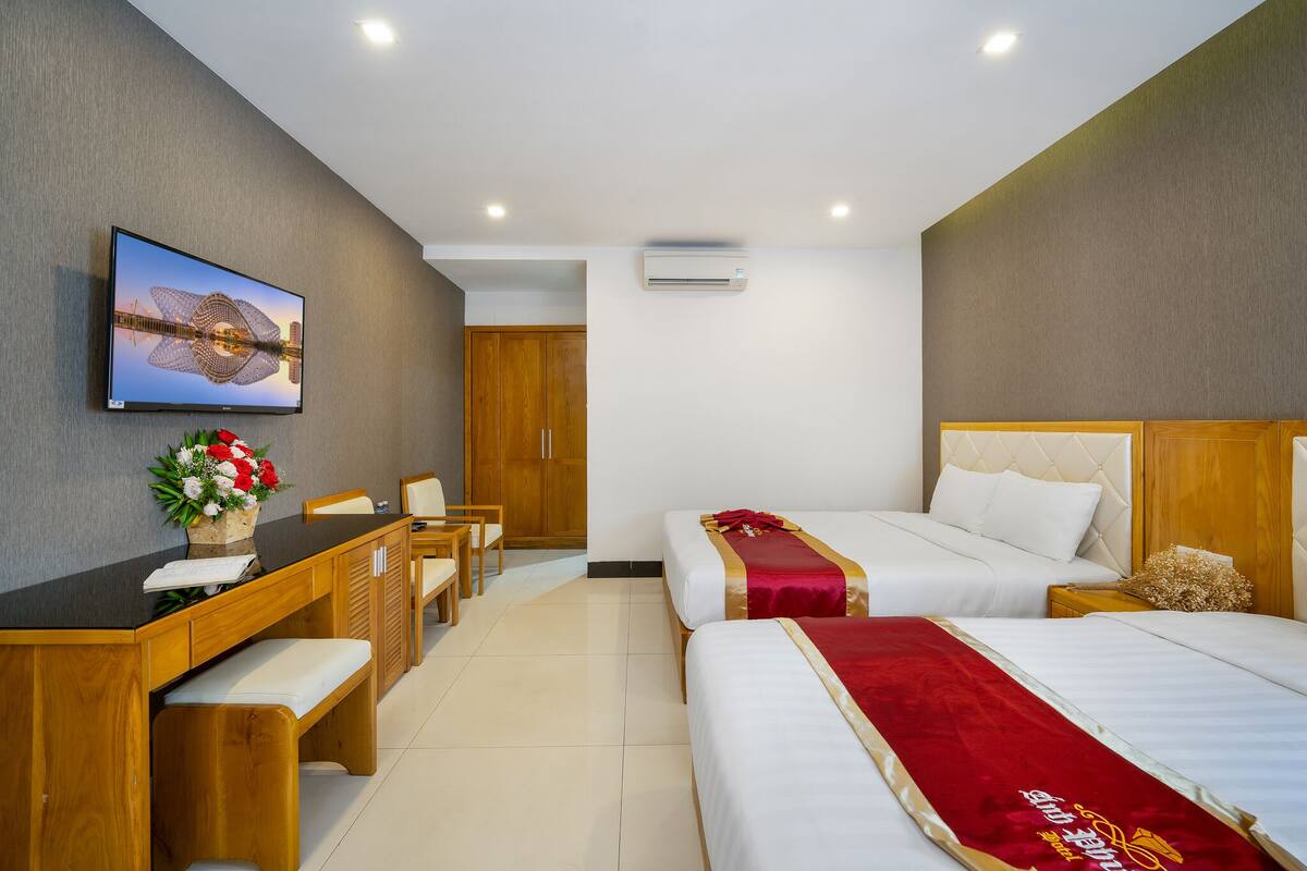 Phòng 4 dành cho gia đình | Bộ đồ giường kháng dị ứng, nệm Select Comfort, minibar, bàn 
