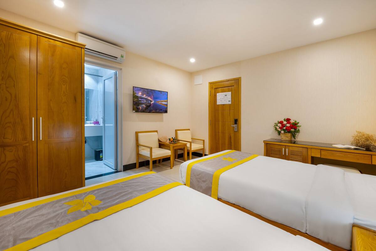 Phòng đôi hoặc 2 giường đơn Deluxe | Bộ đồ giường kháng dị ứng, nệm Select Comfort, minibar, bàn 