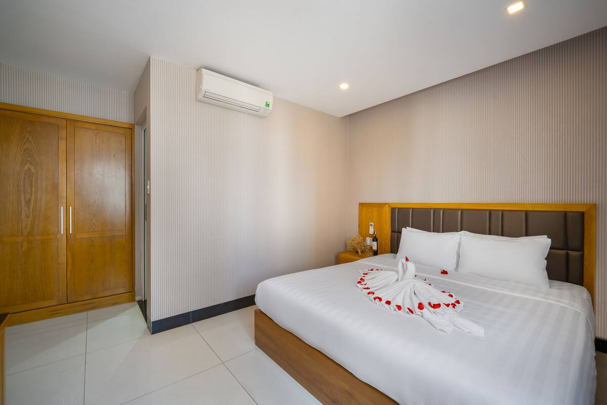 Phòng đôi Superior | Bộ đồ giường kháng dị ứng, nệm Select Comfort, minibar, bàn 