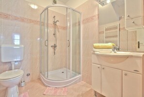 Dusche, Handtücher, Seife, Toilettenpapier