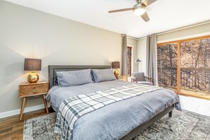 3 bedrooms, iron/ironing board, free WiFi, bed sheets - ❄️Cozy Winter Vibes | Views | King Beds, Fireplace | Sleeps 8 & Dog Friendly (Galena)