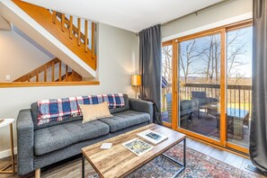 Smart TV, fireplace, video library, printers - ❄️Cozy Winter Vibes | Views | King Beds, Fireplace | Sleeps 8 & Dog Friendly (Galena)