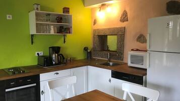 Een koelkast, een microgolfoven, een oven, een vaatwasser