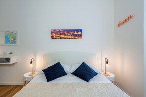 1 slaapkamer, een bureau, een strijkplank/strijkijzer, internet