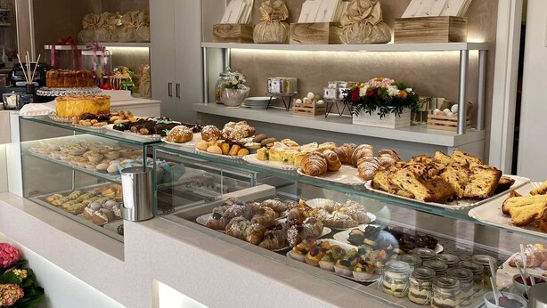 A bakery display with various baked goods and pastries. - La Rosa dei Venti (Ortona)