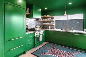 Frigorífico, microondas, horno y placa de cocina