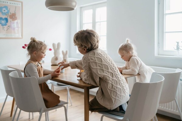 Un espace repas comprenant une table, des chaises et une fenêtre.