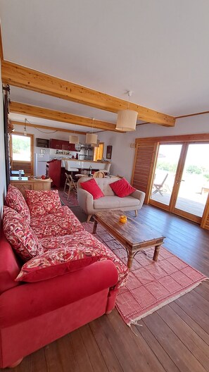 TV, books - Bungalow among the argan trees, 20 minutes from the beach and Essaouira. (Essaouira)