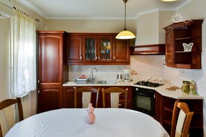 Fridge, oven, stovetop, coffee/tea maker